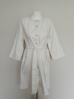 Biała sukienka koszulowa z paskiem • Rozmiar M • Wada – drobne plamy