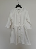 Biała sukienka koszulowa z paskiem • Rozmiar M • Wada – drobne plamy