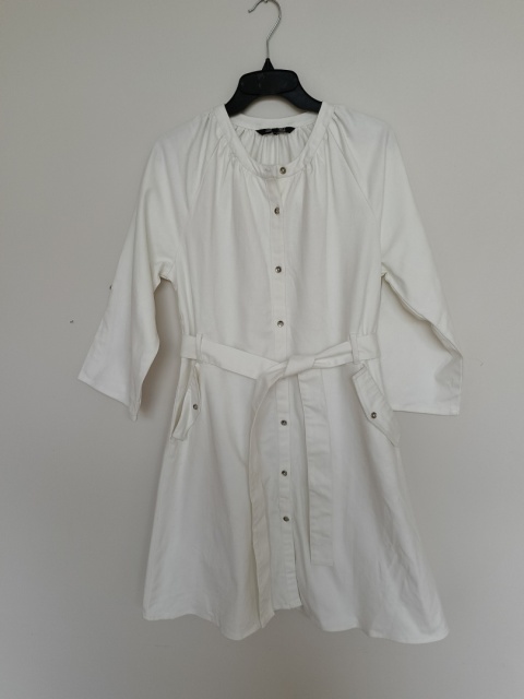Biała sukienka koszulowa z paskiem • Rozmiar M • Wada – drobne plamy