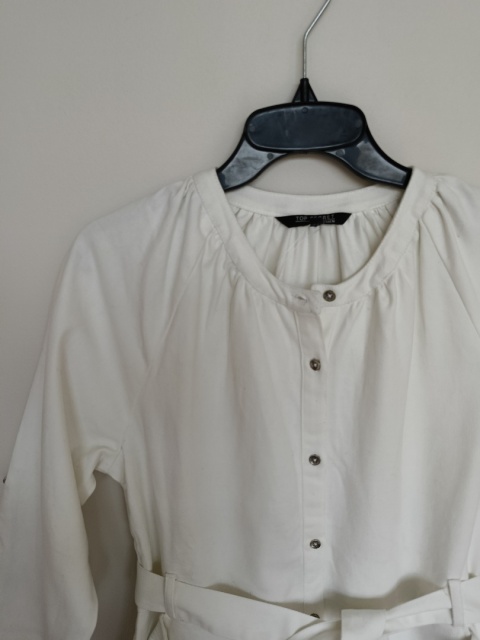 Biała sukienka koszulowa z paskiem • Rozmiar M • Wada – drobne plamy