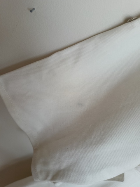 Biała sukienka koszulowa z paskiem • Rozmiar M • Wada – drobne plamy