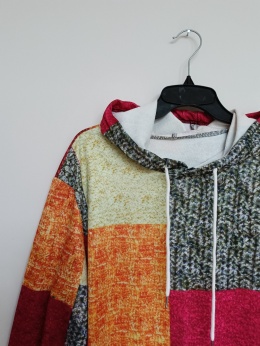 Bluza z kapturem w kolorowy patchwork – rozmiar M