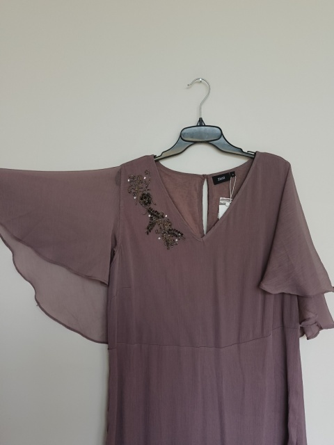 Elegancka długa sukienka Zizzi z ozdobną aplikacją – kolor wrzosowy, rozmiar S (42/44)