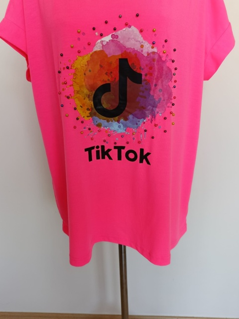 Bluzka damska TikTok neonowy róż z perełkami – T-shirt oversize