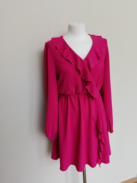 Fuksjowa sukienka damska TOP SECRET z falbaną – przód