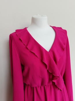 Dekolt kopertowy i falbana – sukienka TOP SECRET fuksja