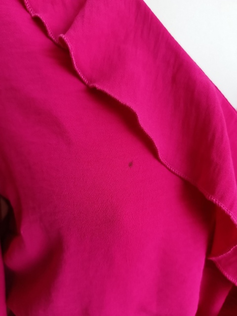 Drobna plamka na materiale – widoczna wada sukienki