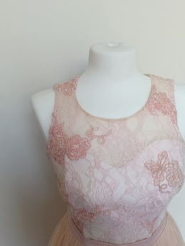 Sukienka wizytowa pudrowy róż tiul koronka plecy 38