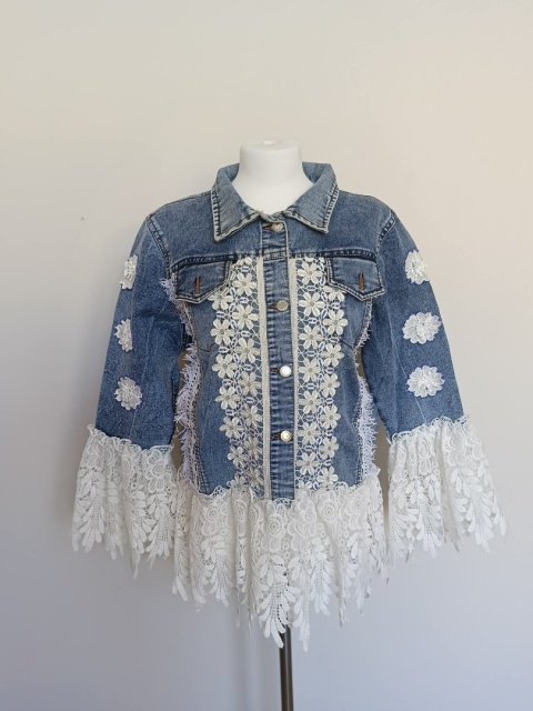Kurtka jeansowa damska Handmade by Siya z koronką boho – hafty, koronka, frędzle, bawełna, biust 110 cm