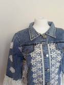 Kurtka jeansowa damska Handmade by Siya z koronką boho – hafty, koronka, frędzle, bawełna, biust 110 cm