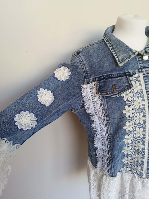 Kurtka jeansowa damska Handmade by Siya z koronką boho – hafty, koronka, frędzle, bawełna, biust 110 cm
