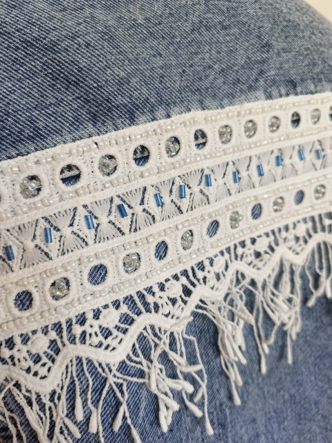 Kurtka jeansowa damska Handmade by Siya z koronką boho – hafty, koronka, frędzle, bawełna, biust 110 cm