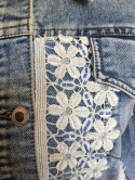Kurtka jeansowa damska Handmade by Siya z koronką boho – hafty, koronka, frędzle, bawełna, biust 110 cm