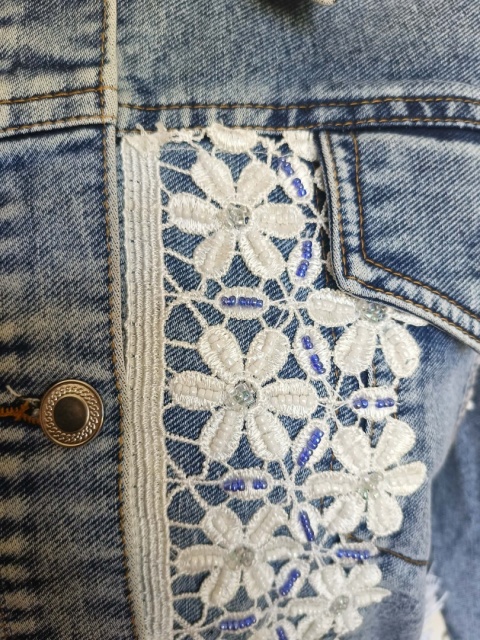 Kurtka jeansowa damska Handmade by Siya z koronką boho – hafty, koronka, frędzle, bawełna, biust 110 cm