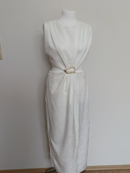 Sukienka damska ecru z wycięciami po bokach – elegancka midi klamra M