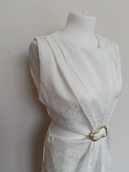 Sukienka damska ecru z wycięciami po bokach – elegancka midi klamra M