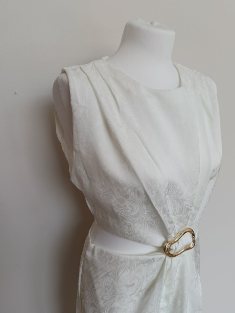 Sukienka damska ecru z wycięciami po bokach – elegancka midi klamra M