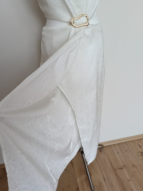 Sukienka damska ecru z wycięciami po bokach – elegancka midi klamra M