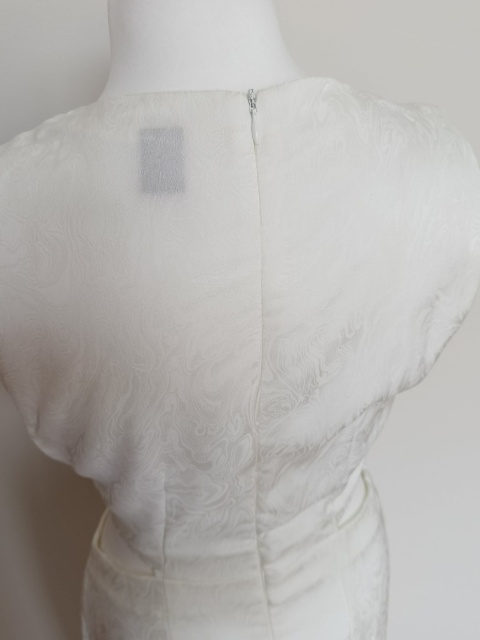 Sukienka damska ecru z wycięciami po bokach – elegancka midi klamra M