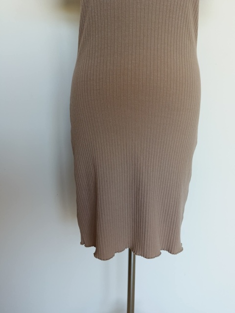 Sukienka prążkowana dopasowana karmelowa midi M NLY Trend