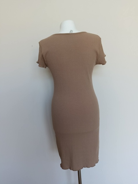 Sukienka prążkowana dopasowana karmelowa midi M NLY Trend