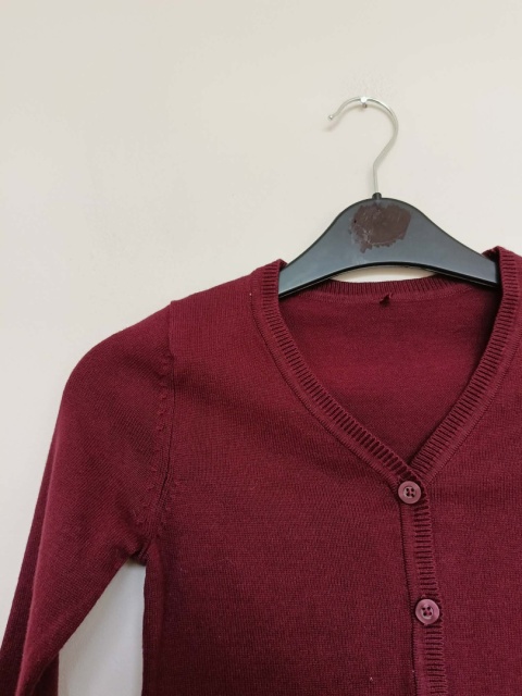 Sweterek zapinany na guziki bordowy 4–5 lat