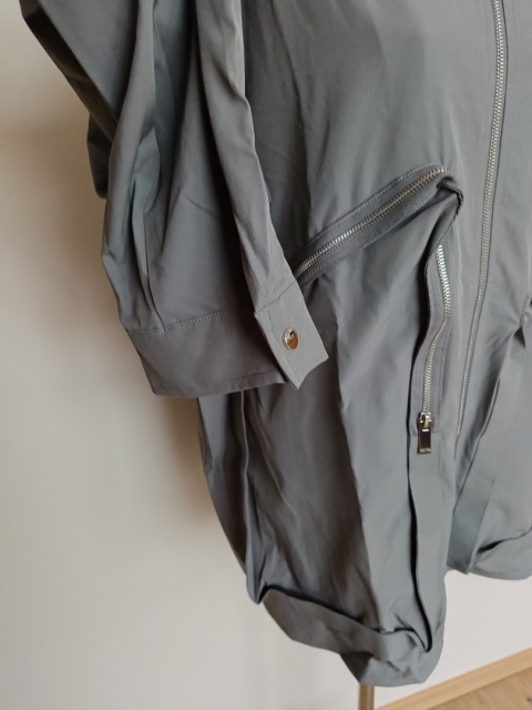 Szara kurtka męska – widok z boku