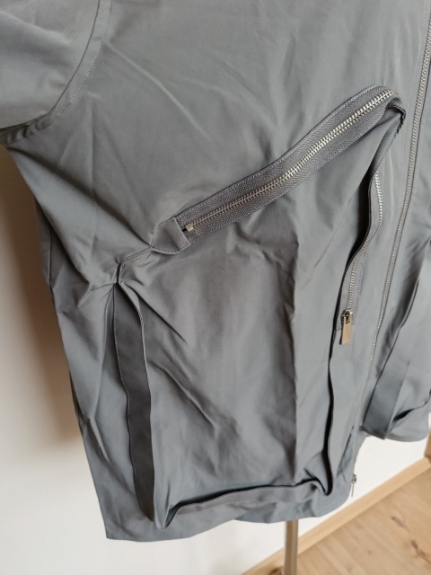 Kurtka BoohooMAN – kieszenie zapinane na suwak