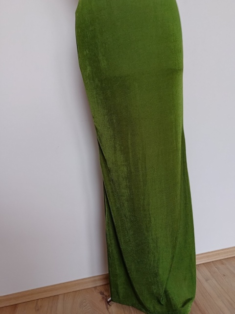 Zielona połyskująca sukienka maxi SHEIN z wiązanym dekoltem i ozdobnym trenem | S