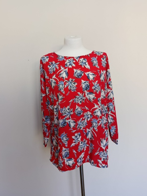bluzka damska Brandtex Copenhagen czerwona w kwiaty – 100% wiskoza, rozmiar 40