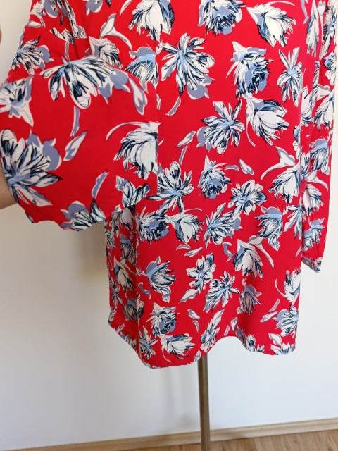 bluzka damska Brandtex Copenhagen czerwona w kwiaty – 100% wiskoza, rozmiar 40