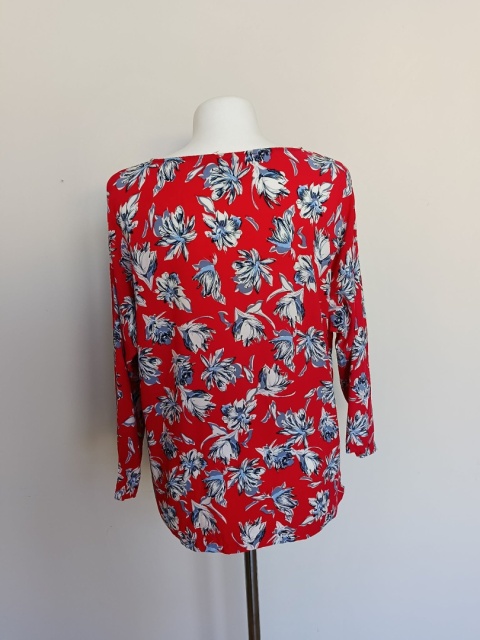 bluzka damska Brandtex Copenhagen czerwona w kwiaty – 100% wiskoza, rozmiar 40