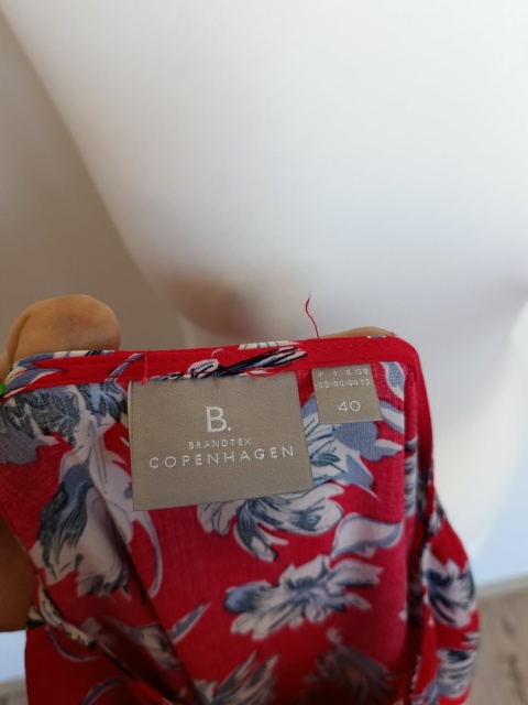 bluzka damska Brandtex Copenhagen czerwona w kwiaty – 100% wiskoza, rozmiar 40