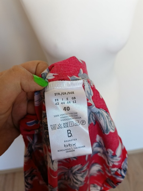 bluzka damska Brandtex Copenhagen czerwona w kwiaty – 100% wiskoza, rozmiar 40