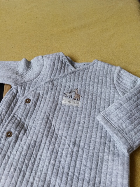 Pajac niemowlęcy F&F 62/68 szary ze stópkami