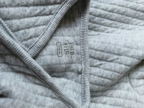 Pajac niemowlęcy F&F 62/68 szary ze stópkami