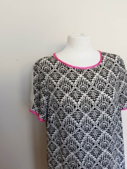 Sukienka Atmosphere czarno-biała wzór geometryczny neonowe wykończenie r. 42