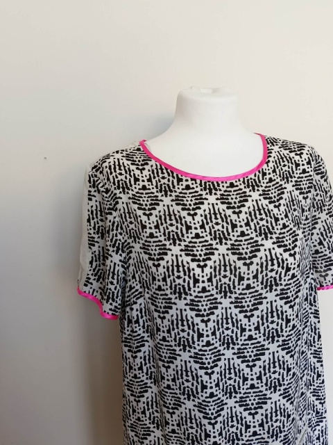 Sukienka Atmosphere czarno-biała wzór geometryczny neonowe wykończenie r. 42