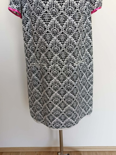 Sukienka Atmosphere czarno-biała wzór geometryczny neonowe wykończenie r. 42