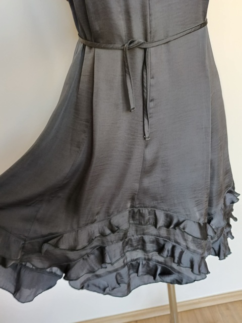 Sukienka Dorothy Perkins 44 grafitowa z falbaną zdobiony dekolt