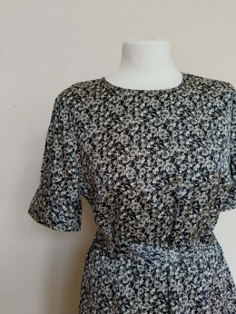 Sukienka H&M w kwiaty czarno-biała midi rozkloszowana r. 42