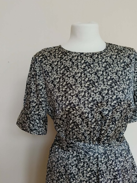 Sukienka H&M w kwiaty czarno-biała midi rozkloszowana r. 42