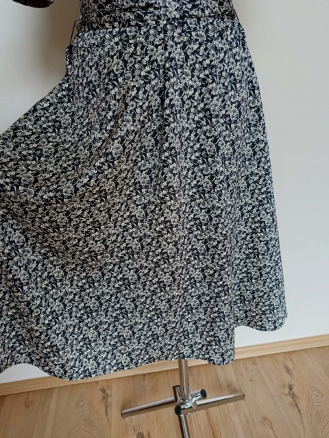 Sukienka H&M w kwiaty czarno-biała midi rozkloszowana r. 42