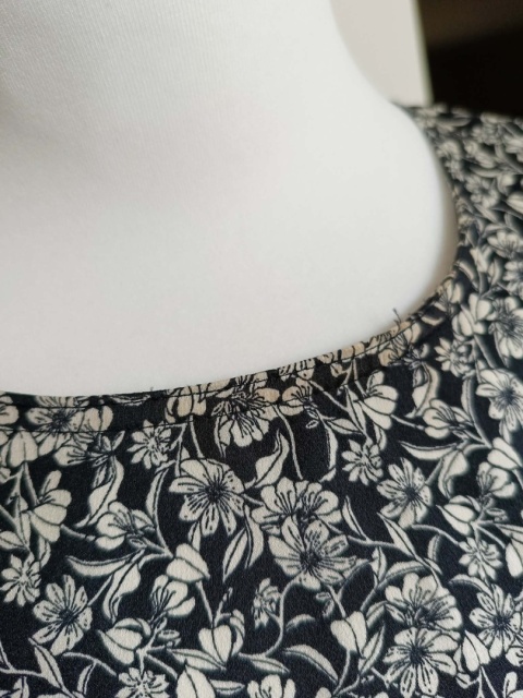 Sukienka H&M w kwiaty czarno-biała midi rozkloszowana r. 42