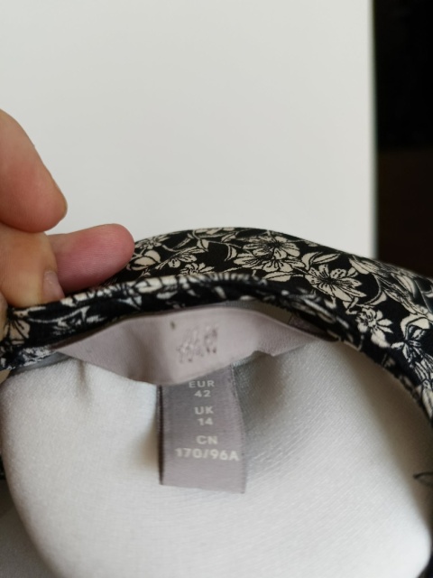 Sukienka H&M w kwiaty czarno-biała midi rozkloszowana r. 42