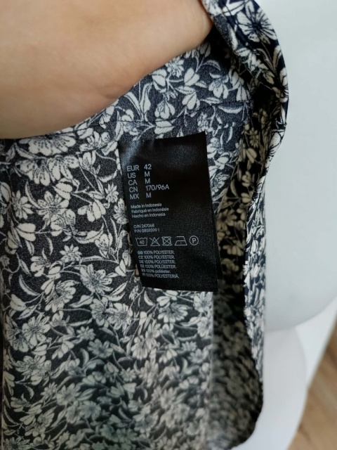 Sukienka H&M w kwiaty czarno-biała midi rozkloszowana r. 42