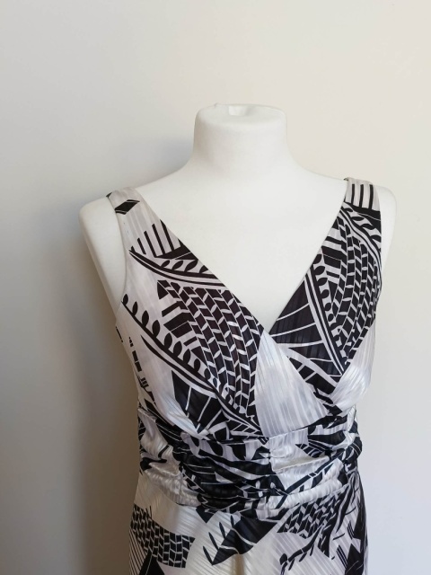 Sukienka damska Iwa Collection czarno biała midi r.42 kopertowy dekolt elegancka