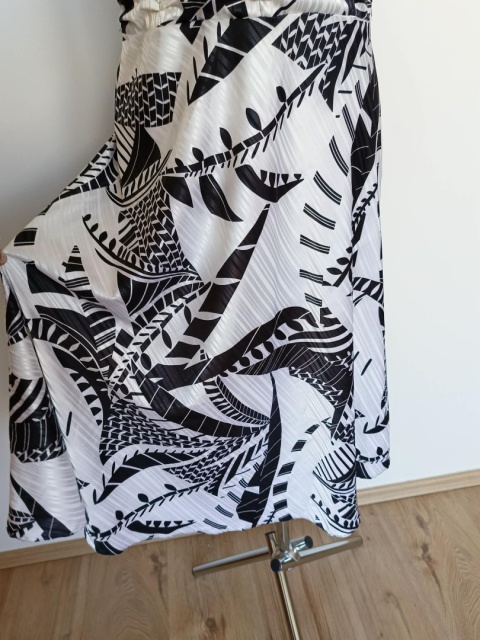 Sukienka damska Iwa Collection czarno biała midi r.42 kopertowy dekolt elegancka