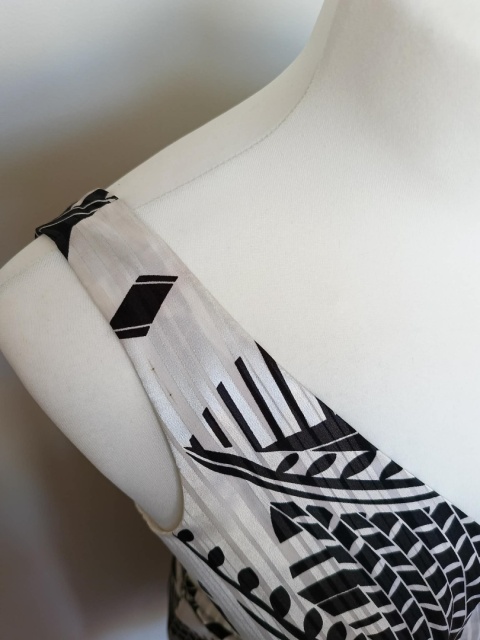 Sukienka damska Iwa Collection czarno biała midi r.42 kopertowy dekolt elegancka