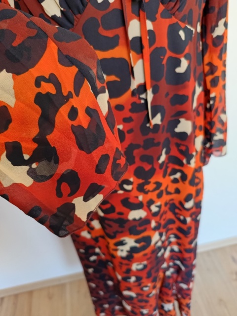 Sukienka maxi Bodyflirt 38 M panterka – zwiewna, kopertowy dekolt, długa boho